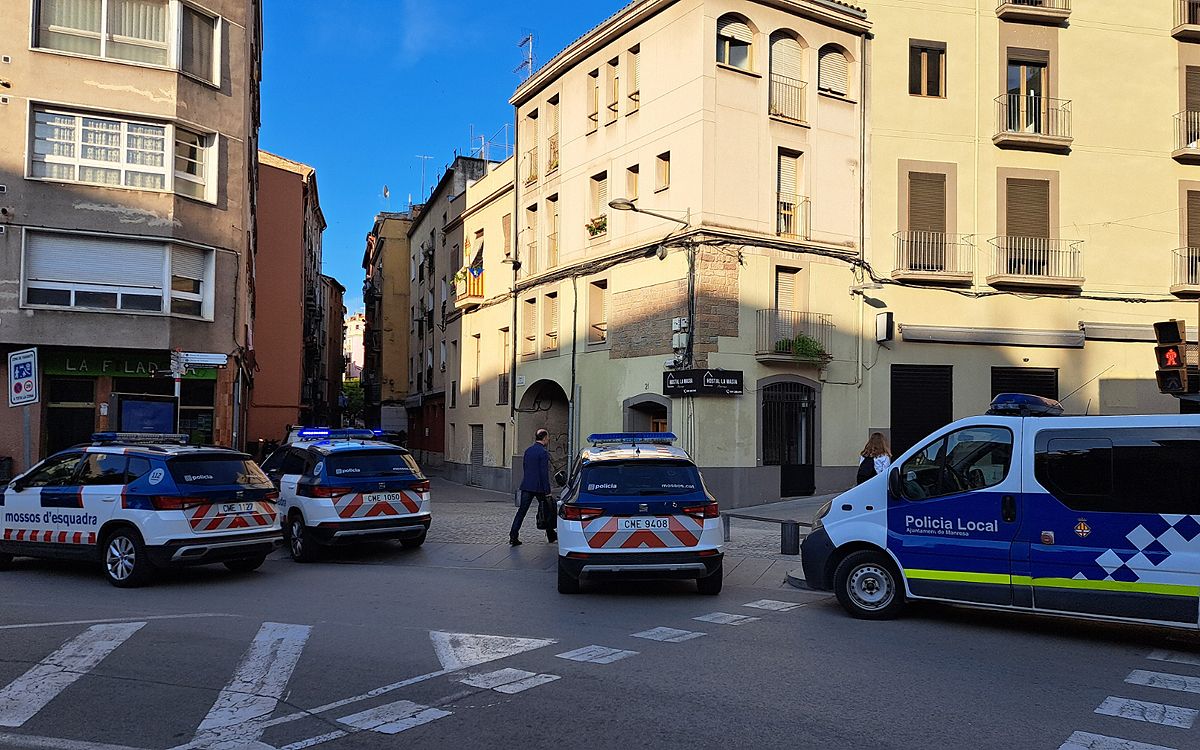 Vehicles dels Mossos d'Esquadra i la Policia Local aparcats a l'entrada del carrer Santa Llúcia