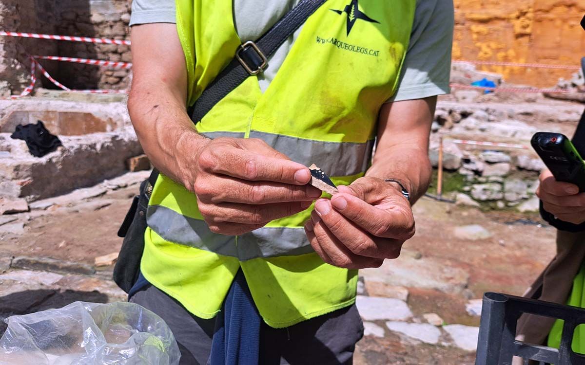 Jordi Morera mostra un bocí de ceràmica del segle II abans de Crist