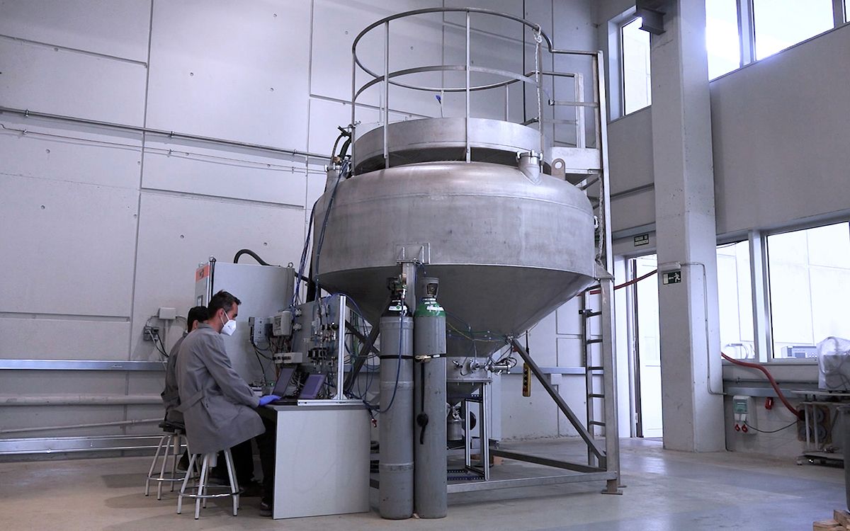 Planta pilot d'Eurecat que produeix metalls en pols mitjançant un procés d'atomització centrífuga