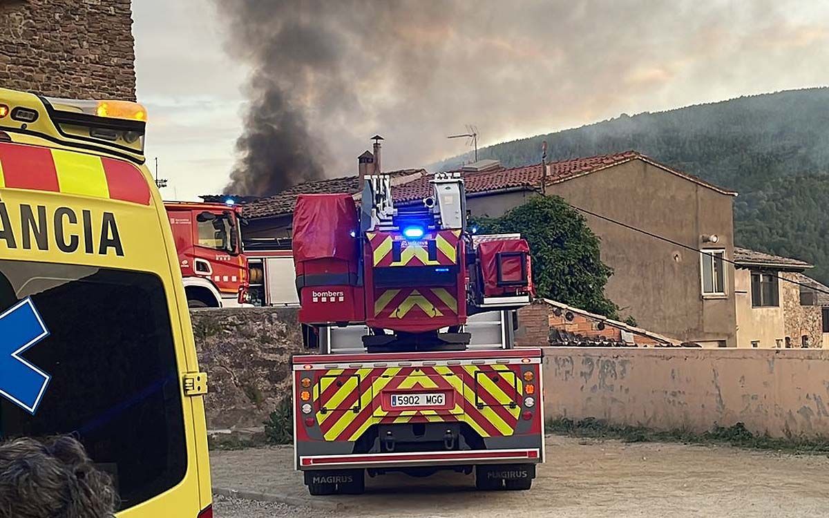Els Bombers actuant en l'incendi d'un edifici d'habitatges al Poble Vell de Súria
