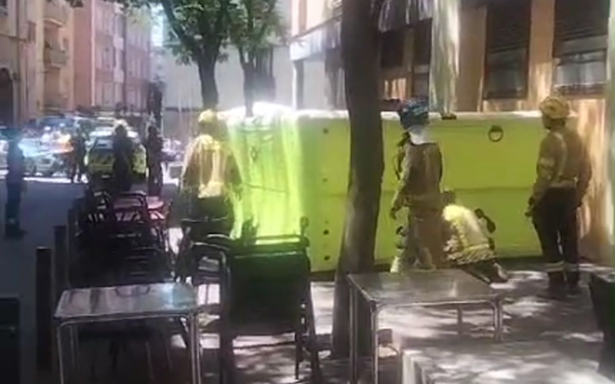 Els Bombers desplegant el matalàs d'aire al carrer Sant Francesc de Manresa