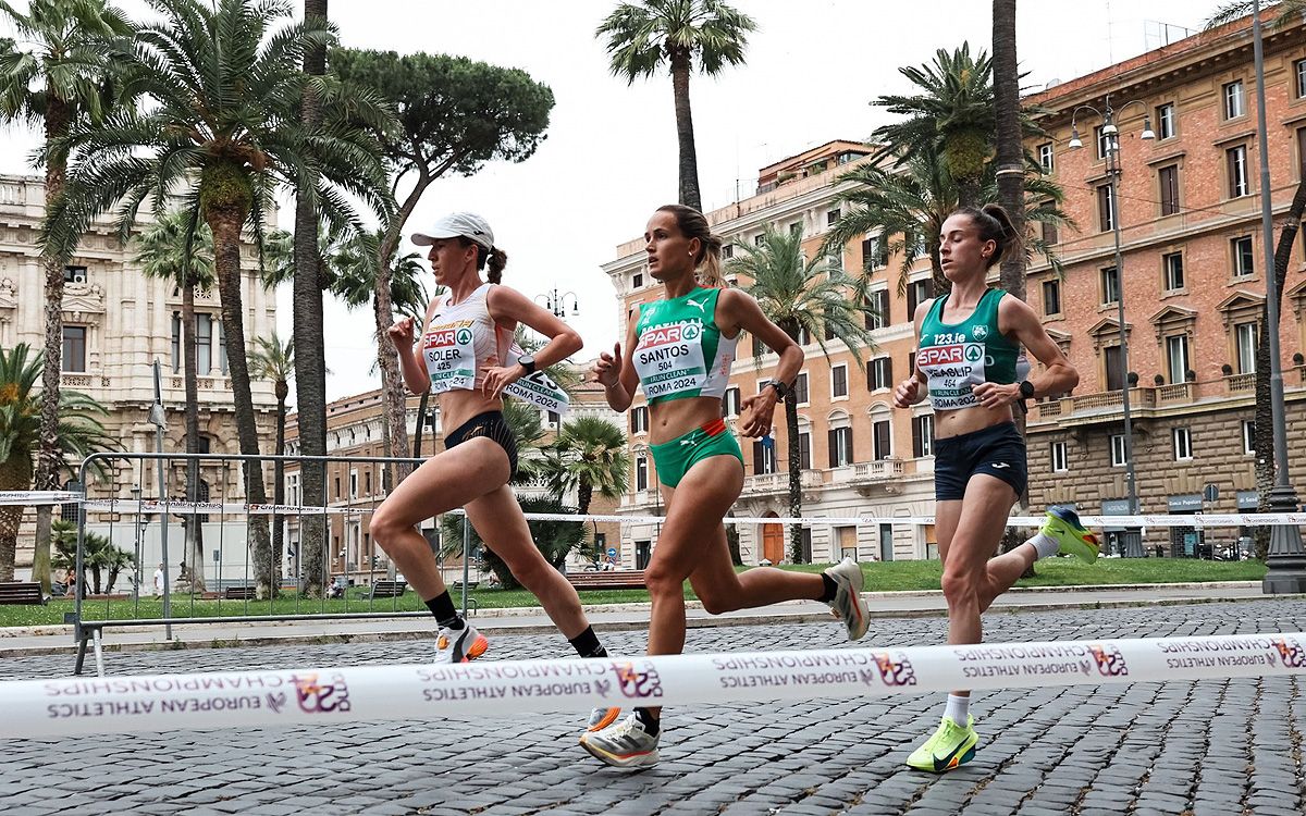 Meritxell Soler, amb gorra, corrent pels carrers de Roma durant la mitja marató de l'Europeu