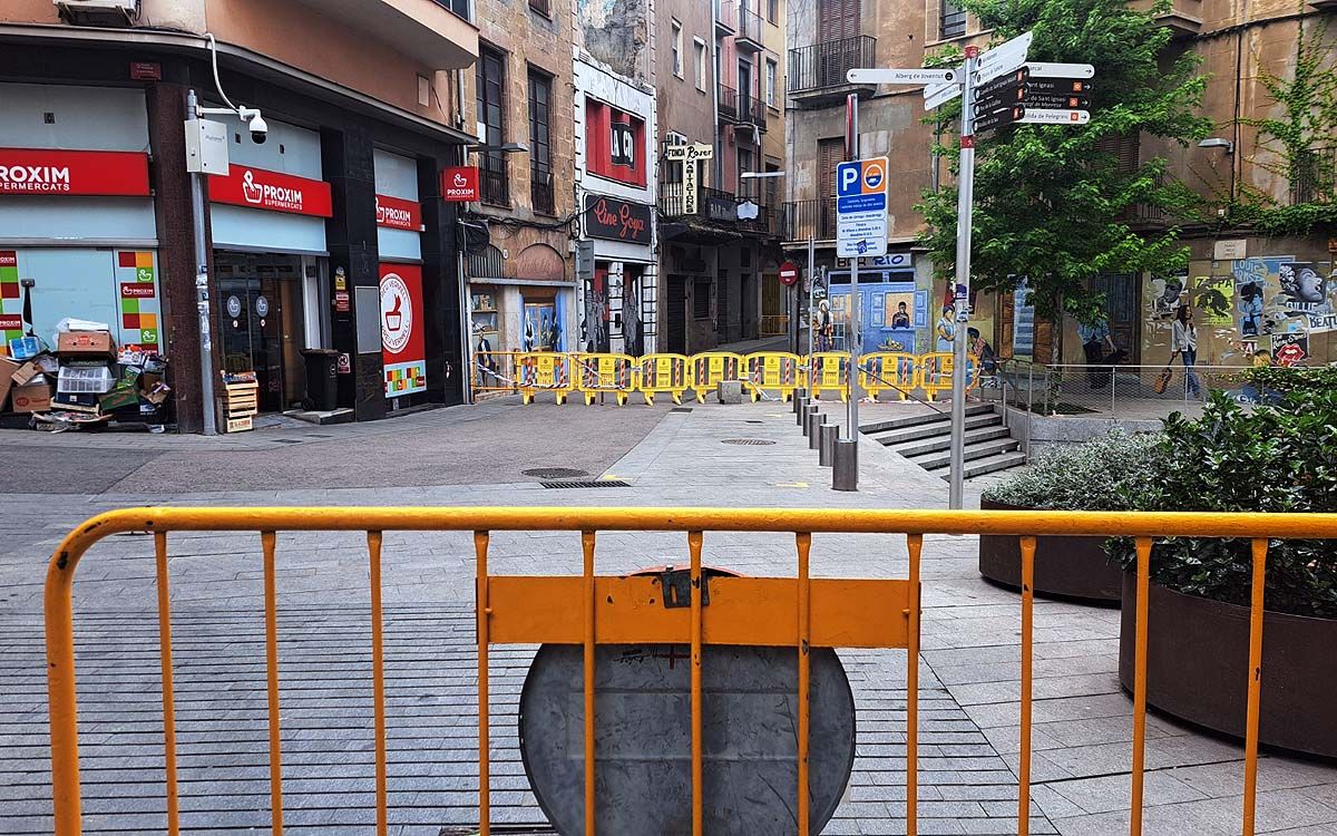 Tanques al carrer Sobrerroca, en primer pla, i tanques al carrer Sant Andreu