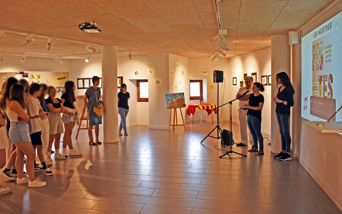 Inauguració de l'exposició «Les nostres festes» de l'Institut Mig-Món a la sala Cal Balaguer del Porxo