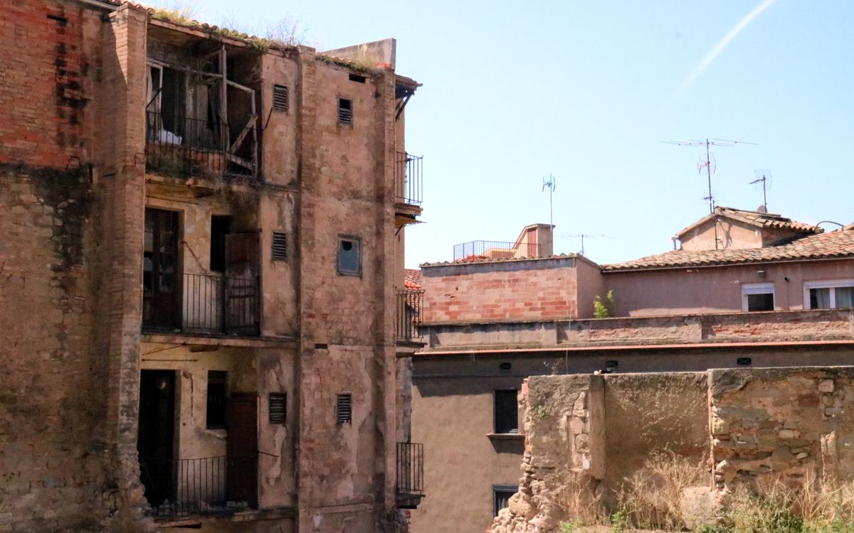 Edifici buit i amb amenaça de ruïna a Manresa