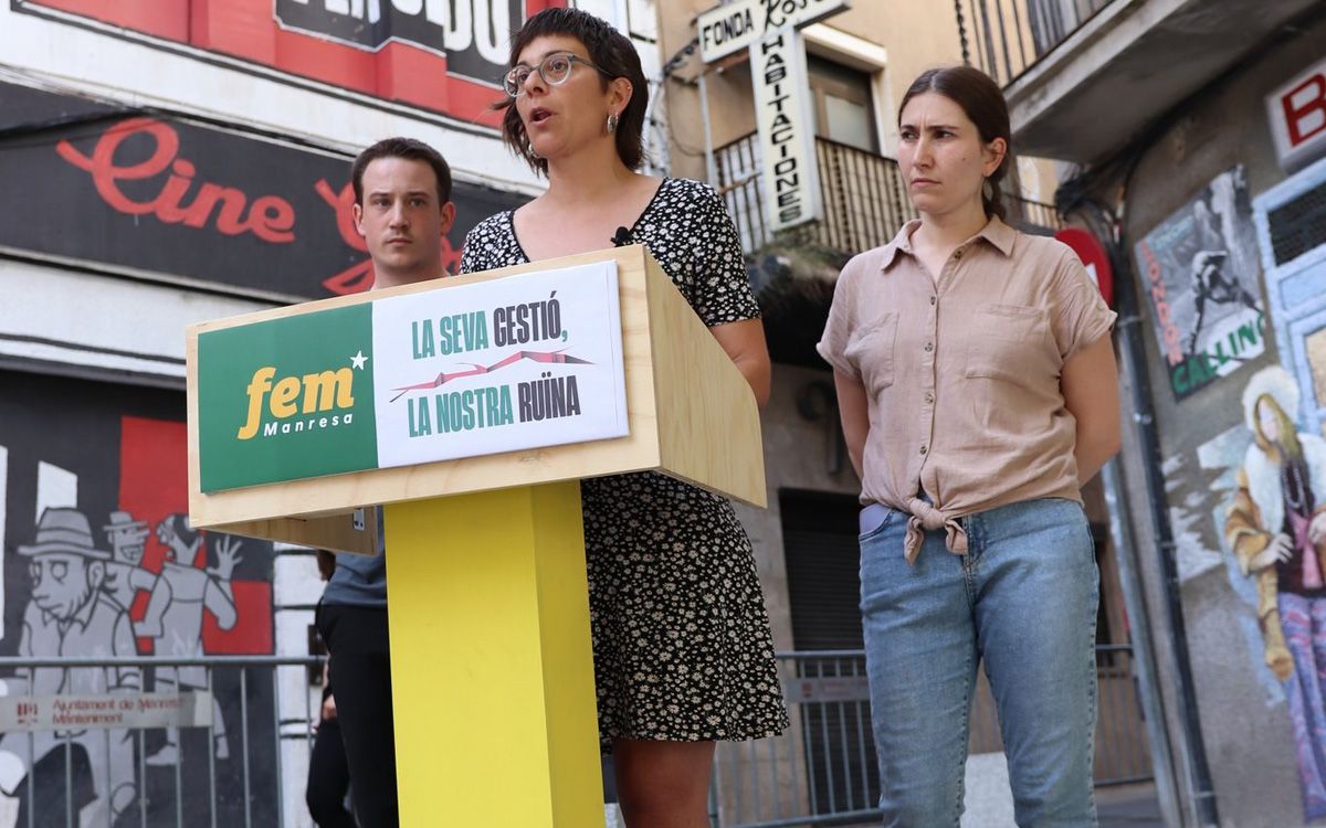 Roda de premsa de Fem Manresa a l'entrada del carrer Sant Andreu