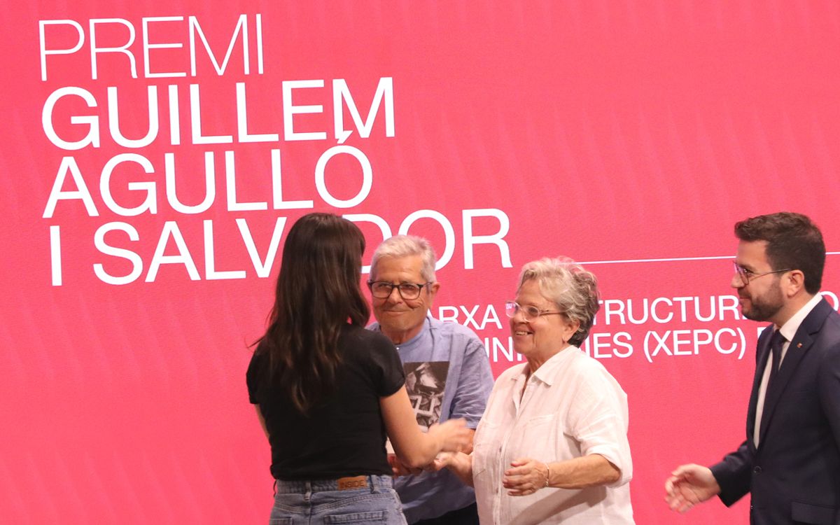 Nora Miralles, de la XEPC, reb el guardó de mans dels pares de Guille Agulló