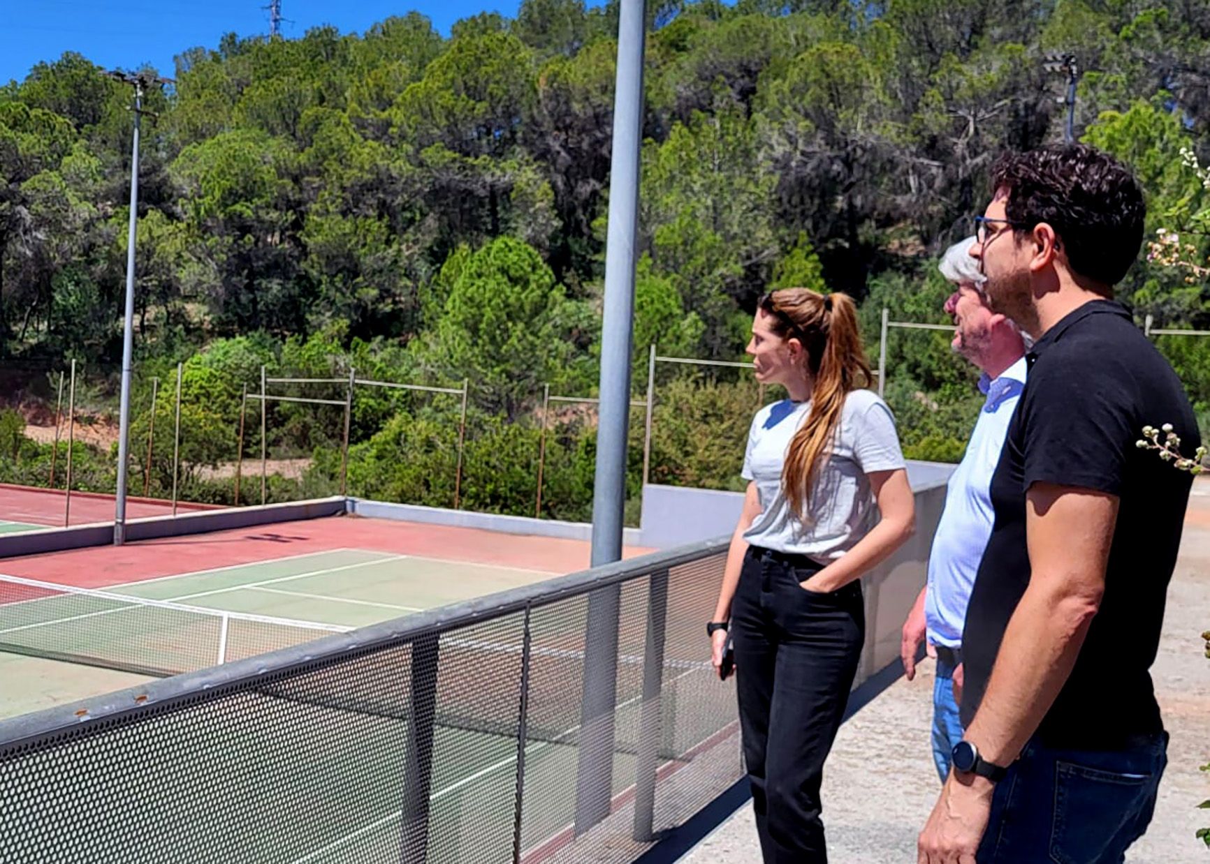 Carla Lluis, Dionís Guiteras i Adrià Valls durant la visita al Poliesportiu de Castellbell