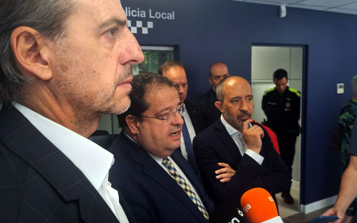 Anjo Valentí, Joan Ignasi Elena i Marc Aloy atenent els mitjans a la nova comissaria de Manresa
