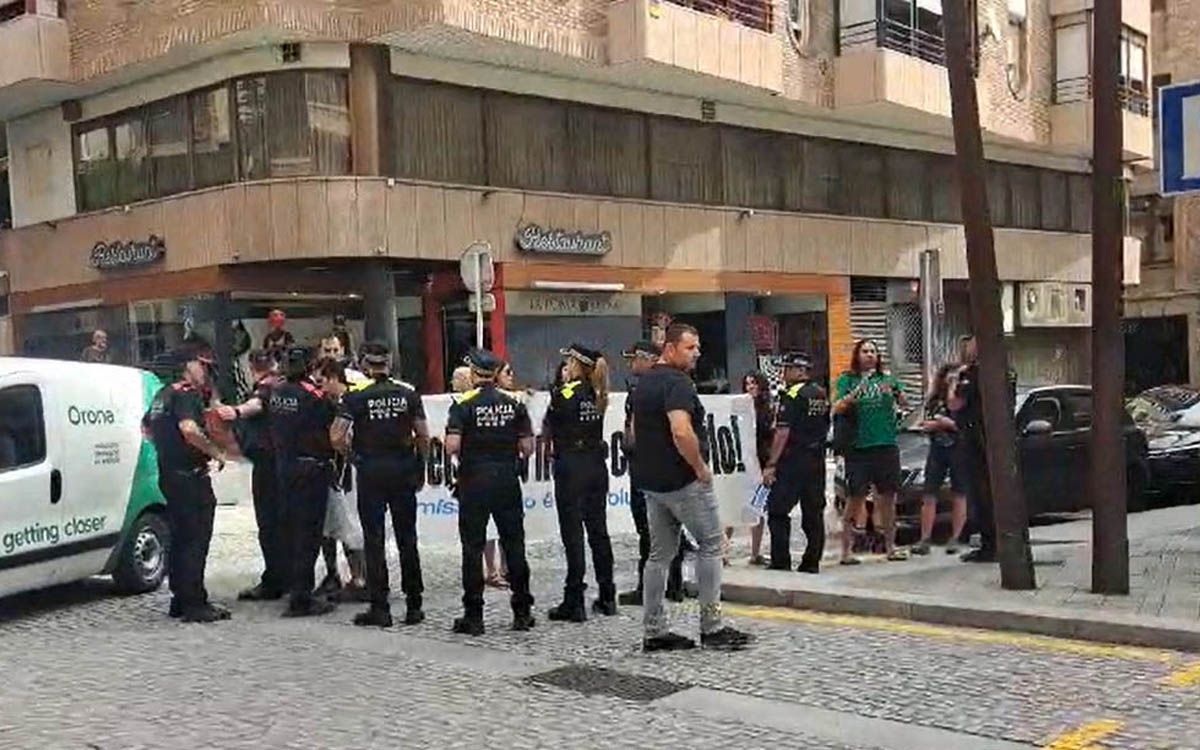 Protesta del col·lectiu A l'aguait durant la inauguració de la nova comissaria a Manresa