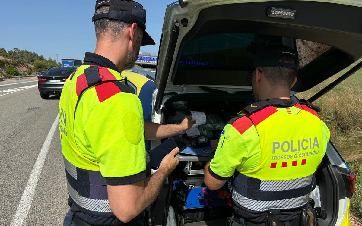 Dos agents dels Mossos en un control de trànsit