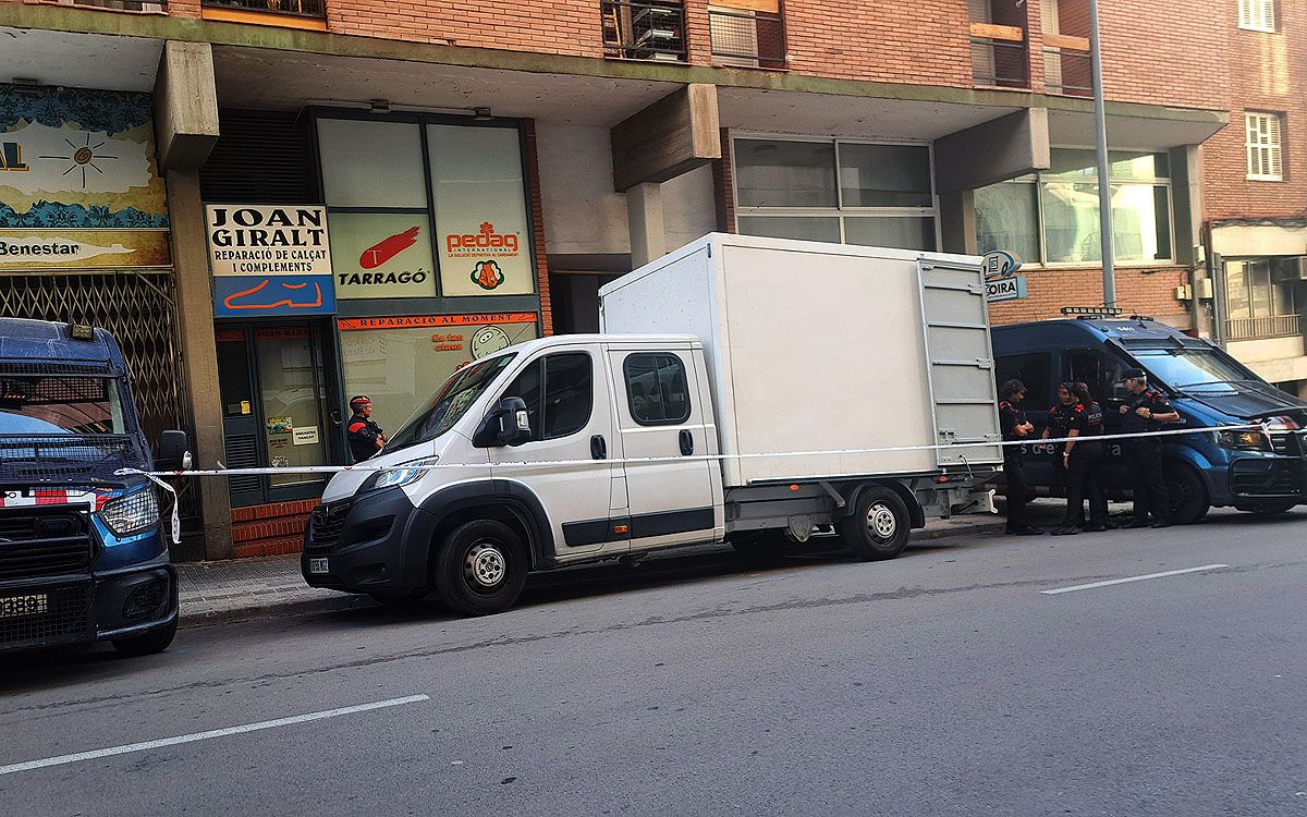 El camió de les mudances amb dues furgonetes dels ARRO bloquejant l'accés al portal
