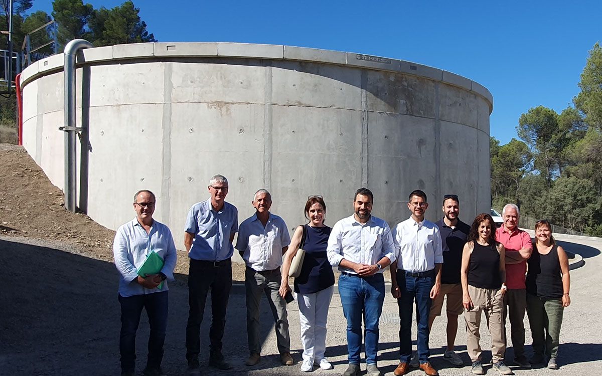 Representants institucionals davant el nou dipòsit d'aigua d'Artés