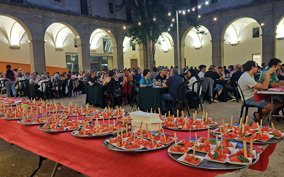 El sopar de la Festa del Tomàquet s'ha celebrat al claustre del Museu