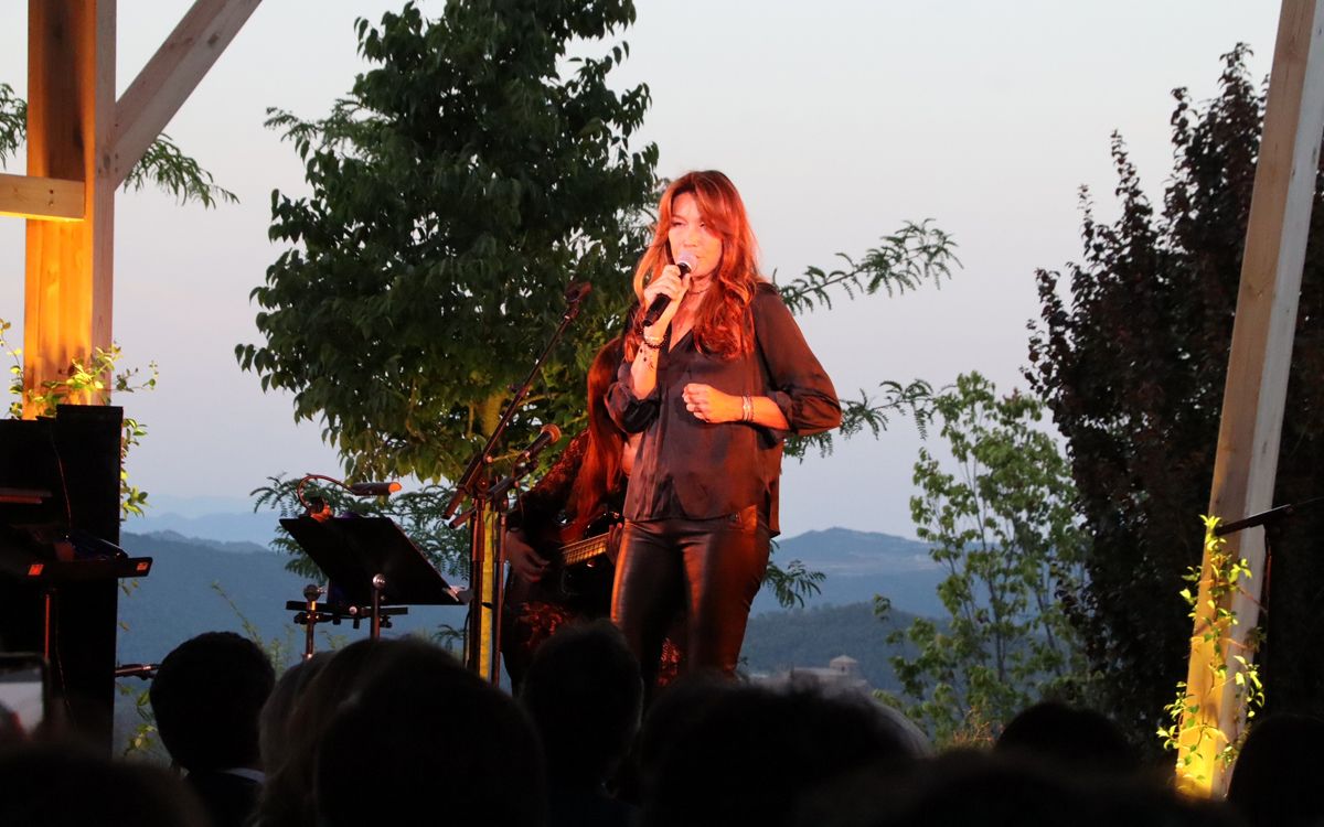 La cantant Carla Bruni ha actuat al Vilar de la Duquessa de Cardona