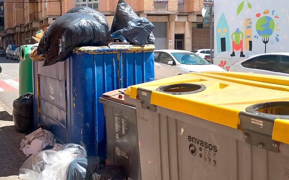 Contenidors desbordats al carrer Dos de Maig del barri de Valldaura