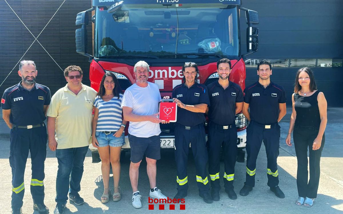 Representants de l'Ajuntament de Moià i del cos de Bombers al parc de Moià