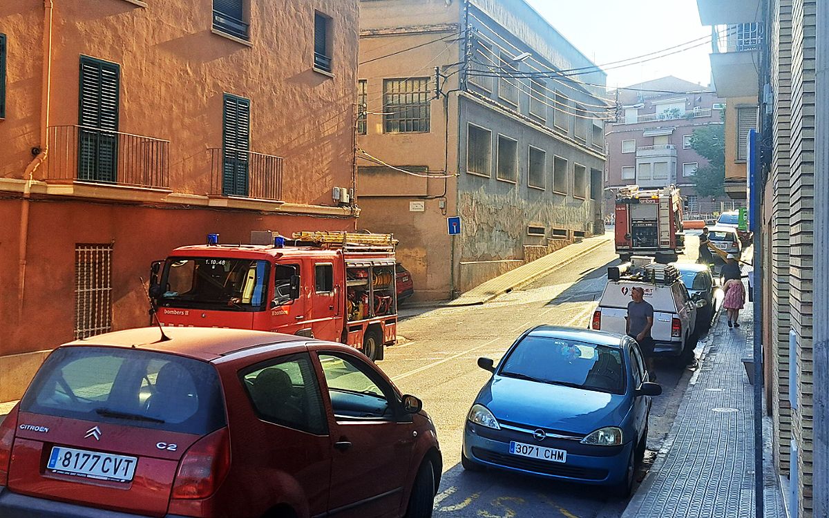 Les dues dotacions dels Bombers al carrer Viladordis de Manresa