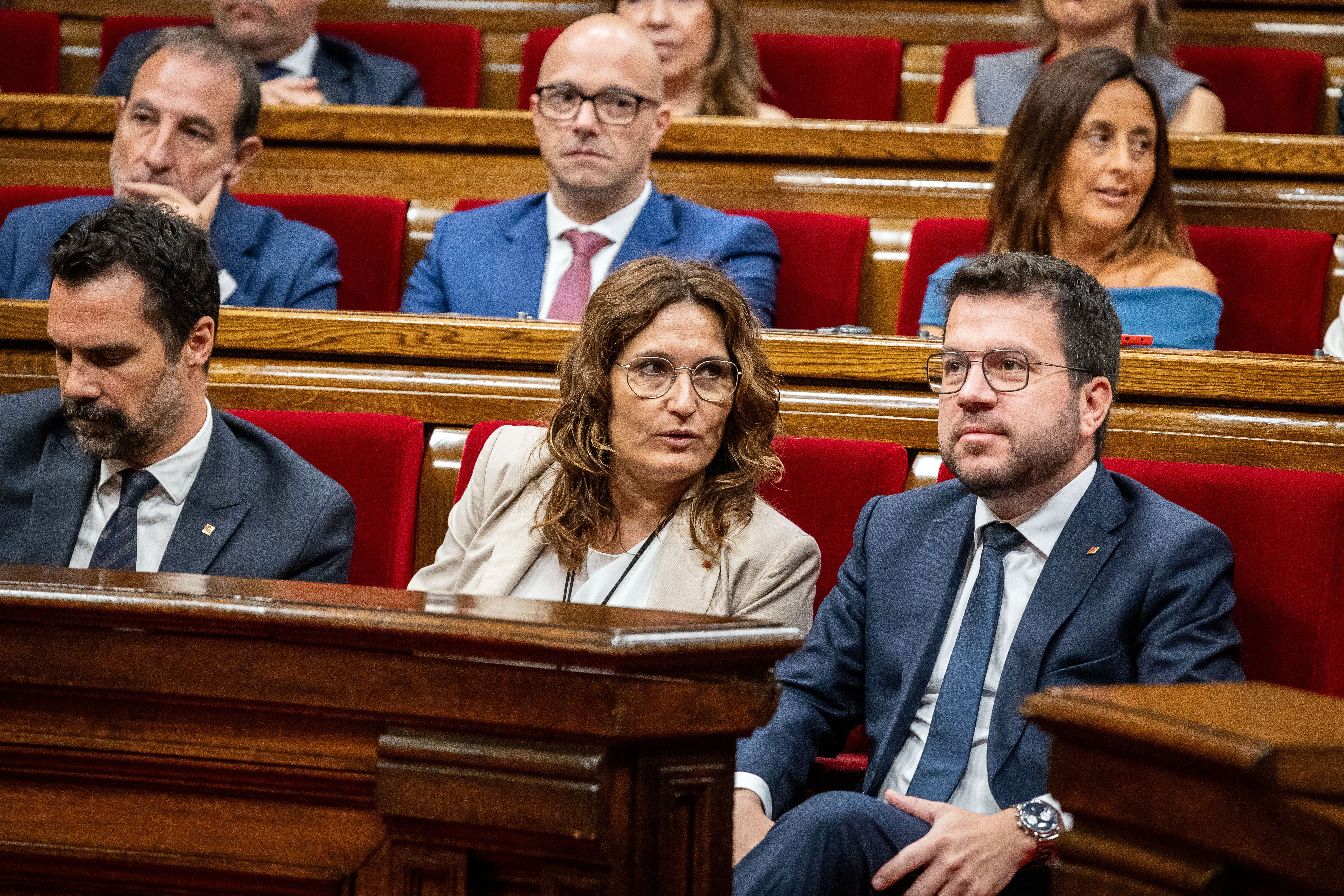 Laura Vilagrà conversa amb Pere Aragonès durant el ple d'investidura de Salvador Illa