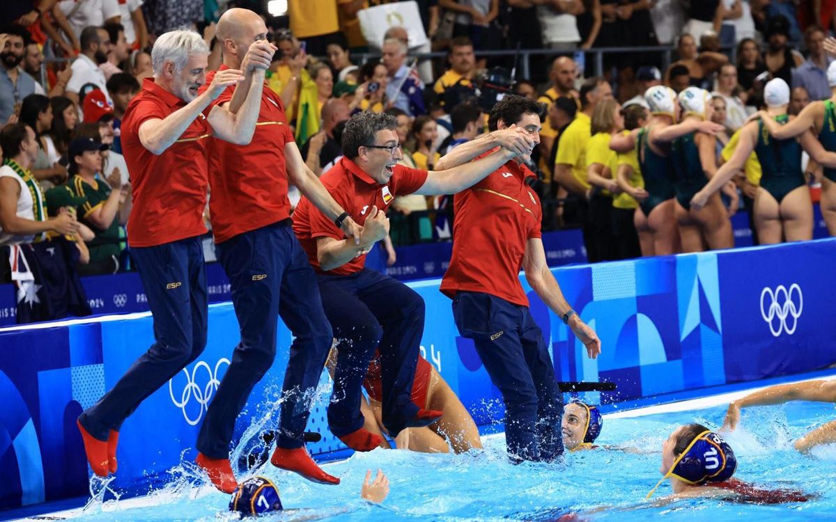 El doctor Albert Estiarte -el primer a la foto- tirant-se a la piscina al final del partit