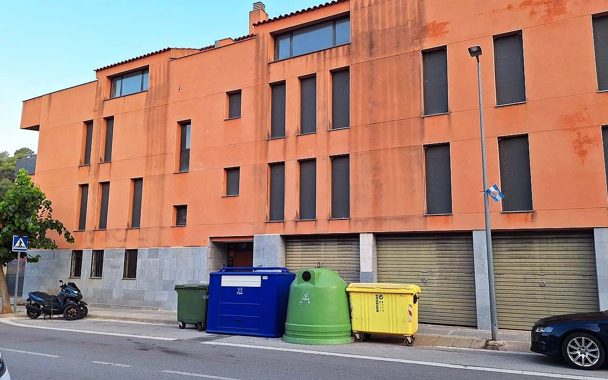 Edifici del carrer La Bauma, 1-3 de Castellbell, que porta 16 anys buit