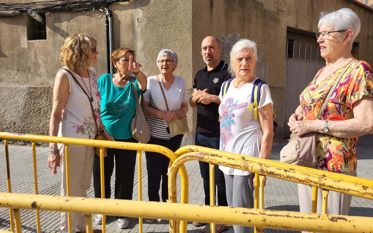 Marc Aloy, Carme Carrió i altres veïnes del barri visitant les obres