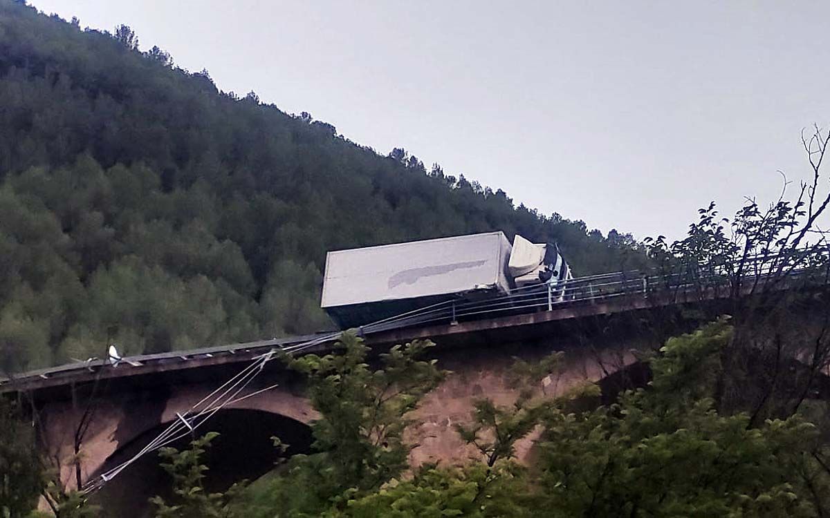 El camió ha quedat penjat a la C-55, just davant de l'accés a Castellbell