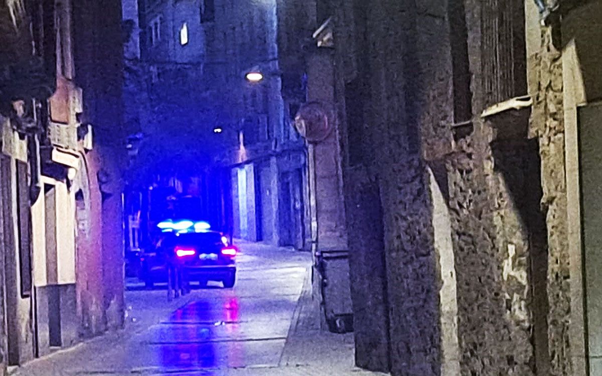 Les dues patrulles dels Mossos al carrer Santa Llúcia