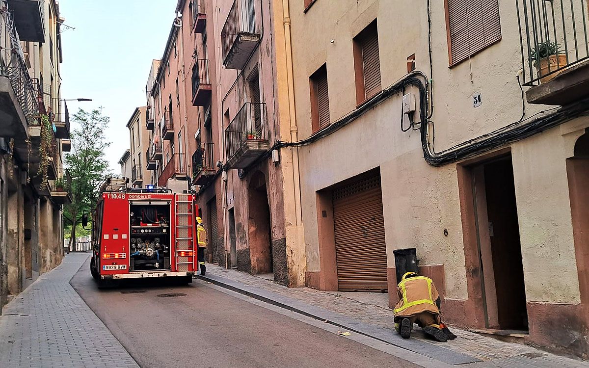 Un bomber revisa l'escomesa de gas al carrer Sant Bartomeu