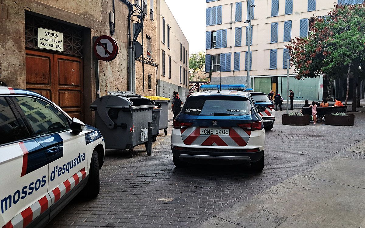 Les patrulles dels Mossos d'Esquadra a la plaça Immaculada de Manresa