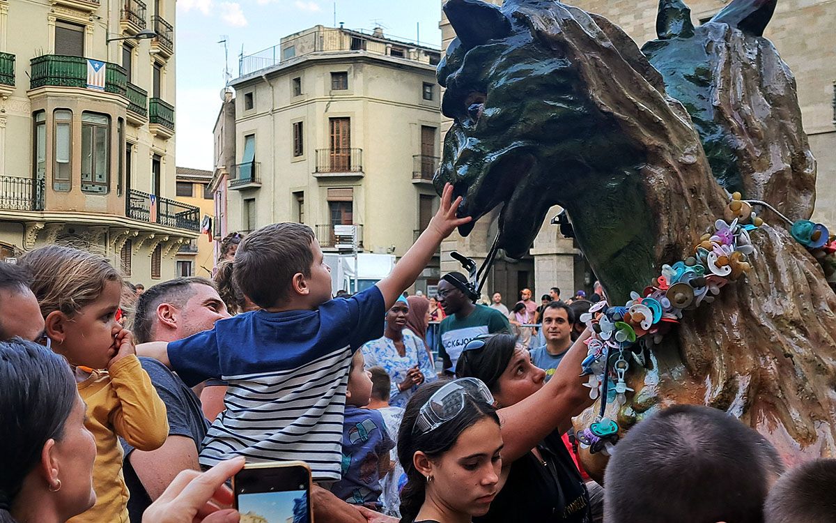 Els infants han gaudit i tocat la imatgeria del Correfoc de Manresa