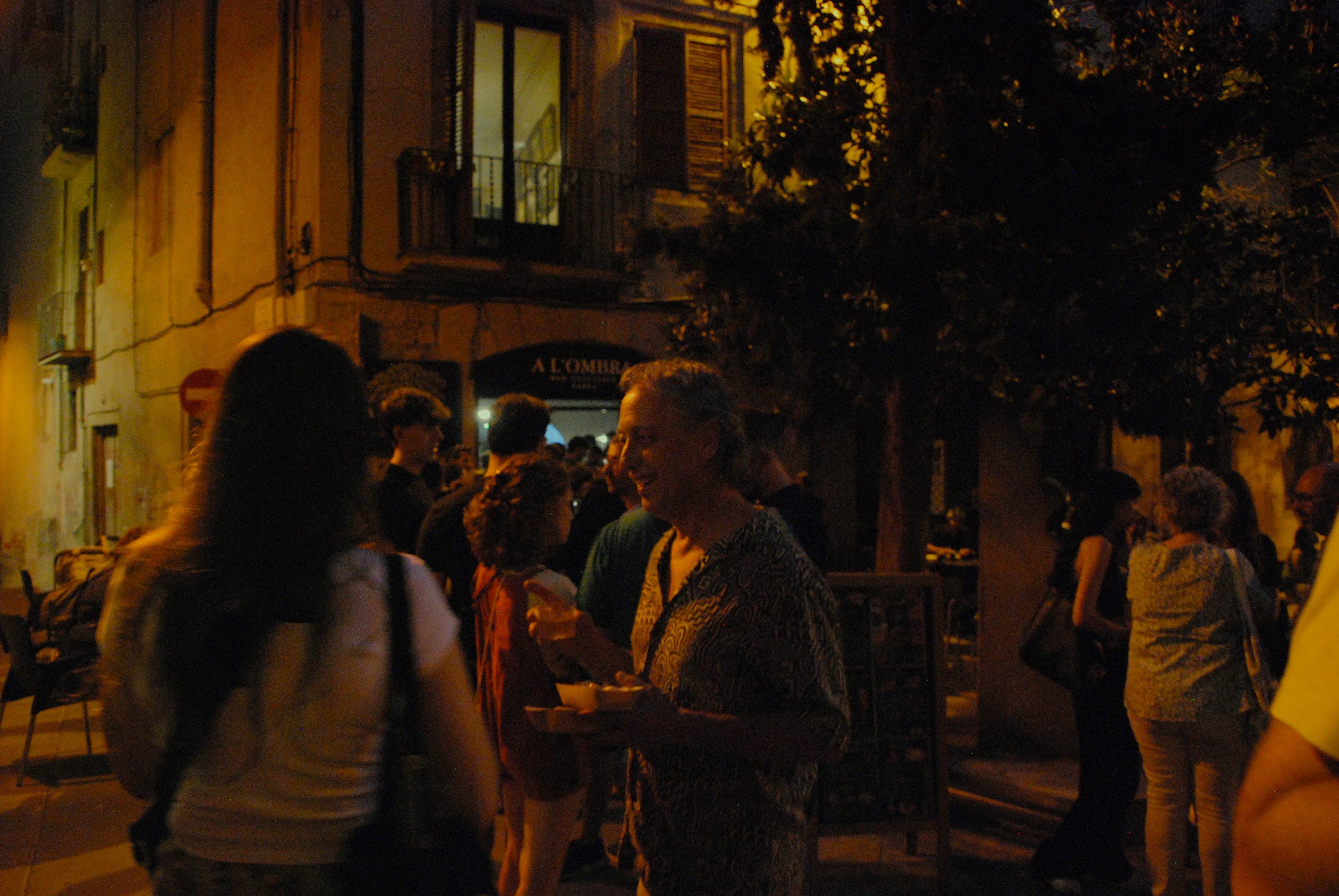 Desenes de persones fent cua per rebre la tapa del restaurant A l'ombra