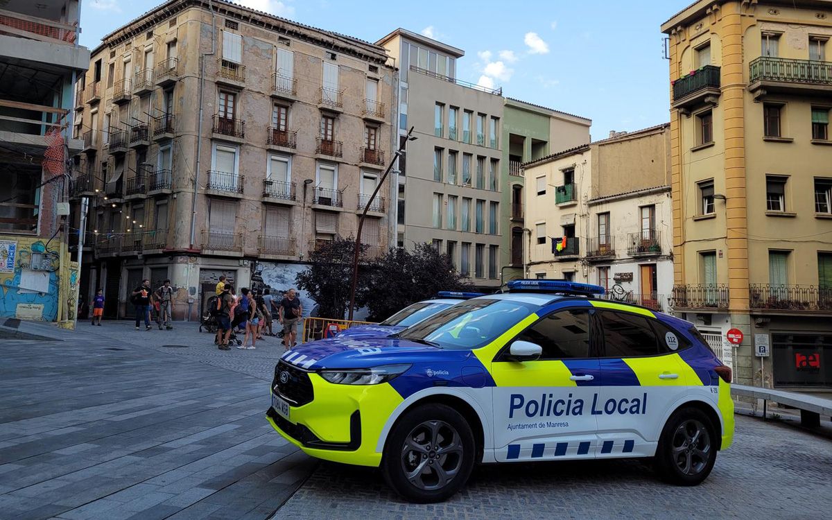 Un vehicle de la Policia Local de Manresa a la plaça del Carme