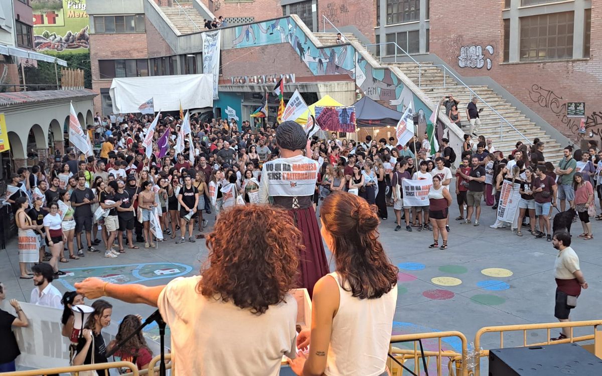 Lectura del pregó de la Festa Major Alternativa al finalitzar la manifestació