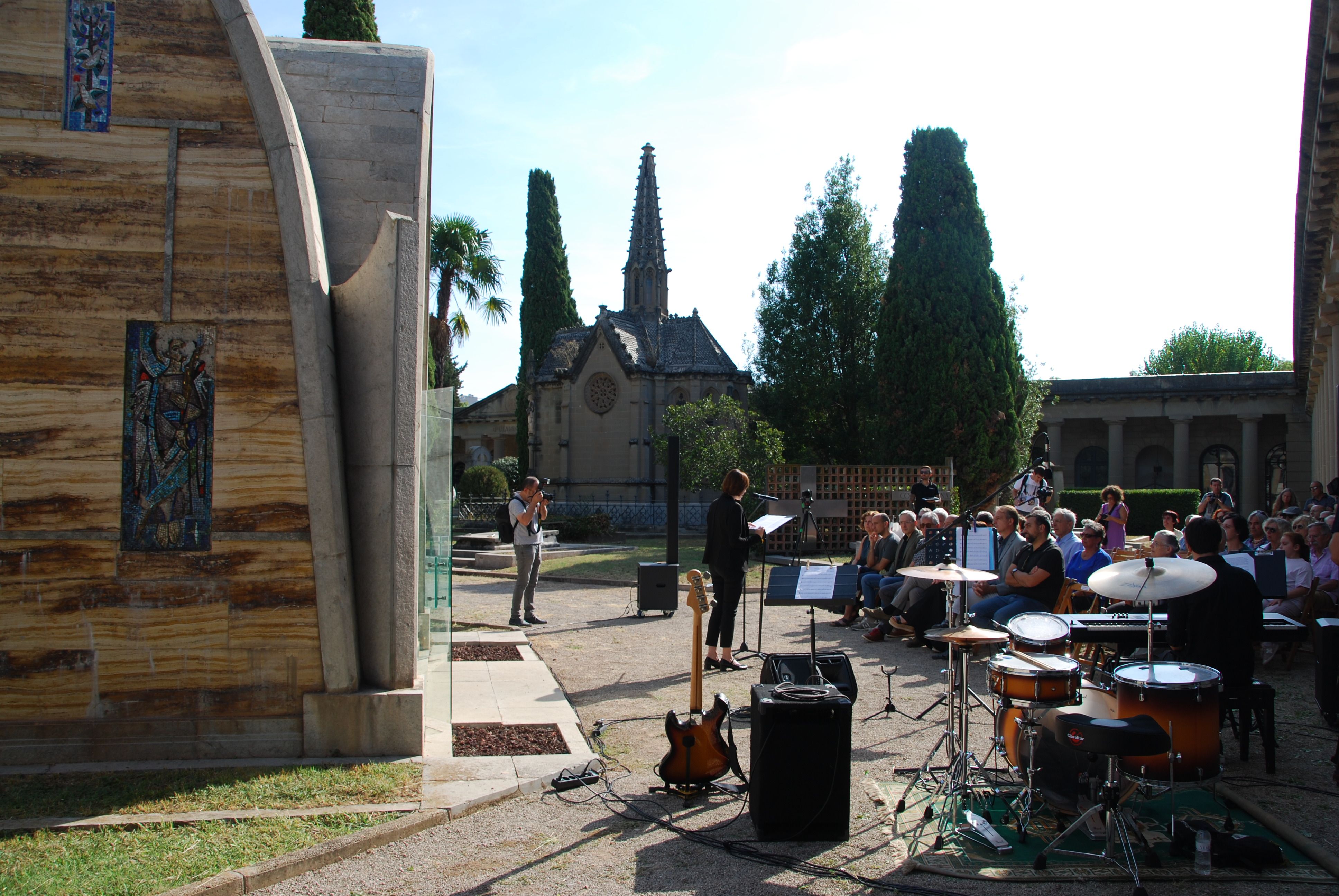 L'homenatge a Amat-Piniella s'ha celebrat al cementiri de Manresa i ha tingut el jazz com a banda sonora