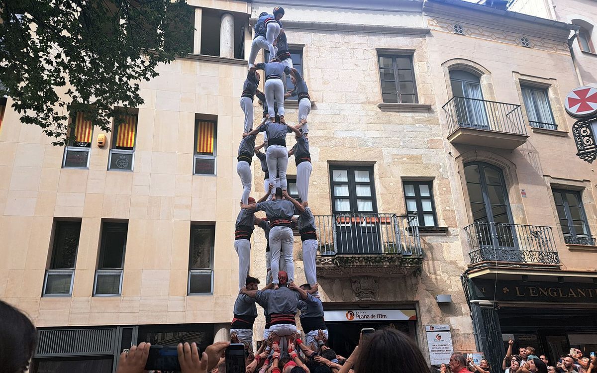 Els Tirallongues carregant un 4 de 8 durant la Festa Major de Manresa