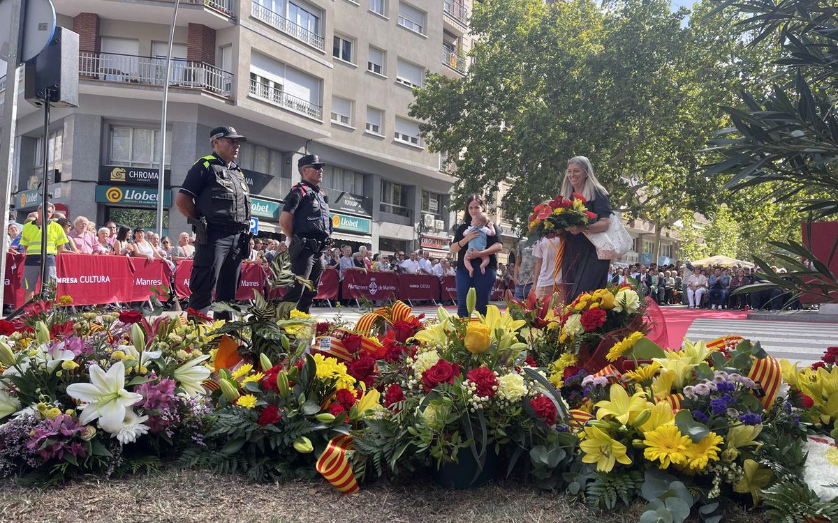 Imatge d'arxiu de l'ofrena floral de la Diada a Manresa