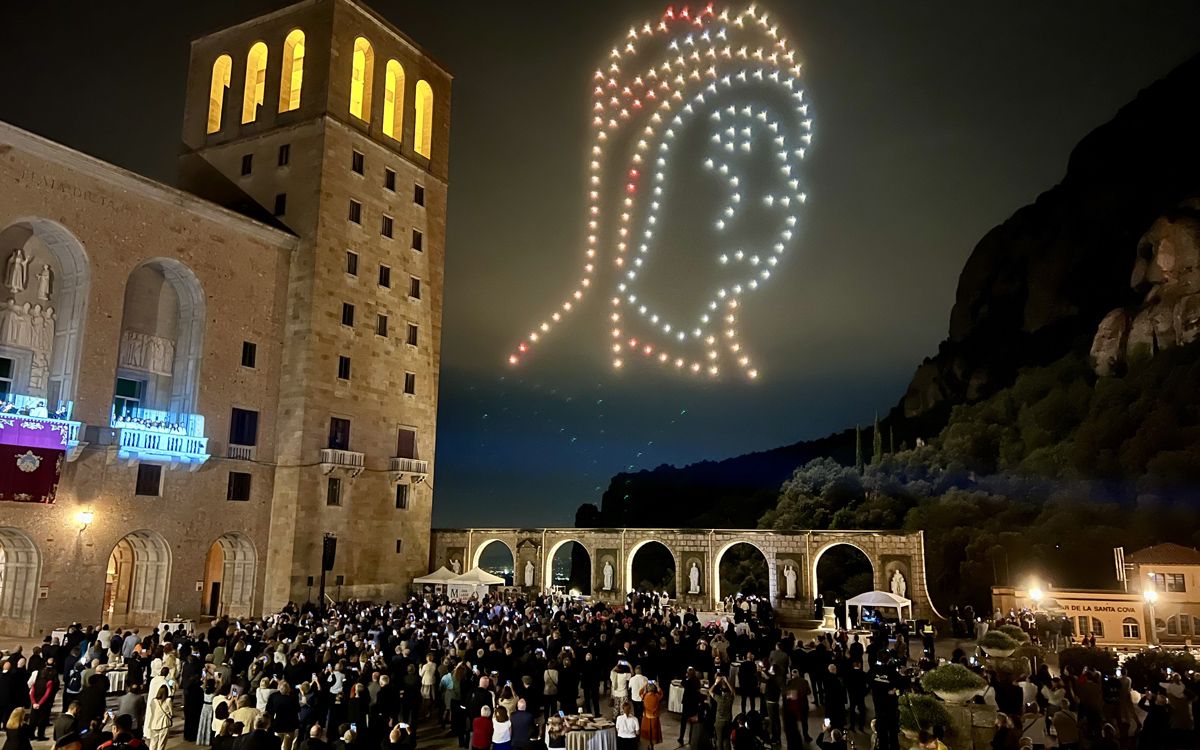 Espectacle de drons a la inauguració del Mil·lenari de Montserrat