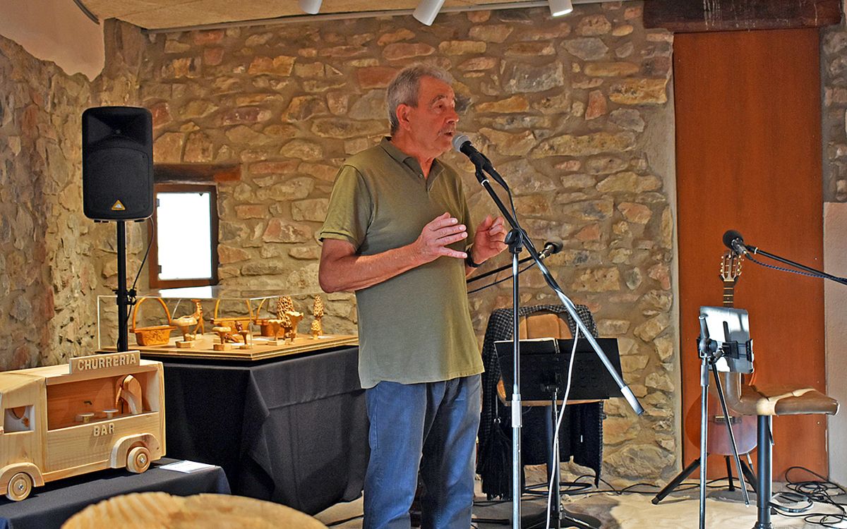 Paco Cabrillana parla en la inauguració de l’exposició «Ànimes de bosc i joguines de fusta de Lluís Vila i Paco Cabrillana»