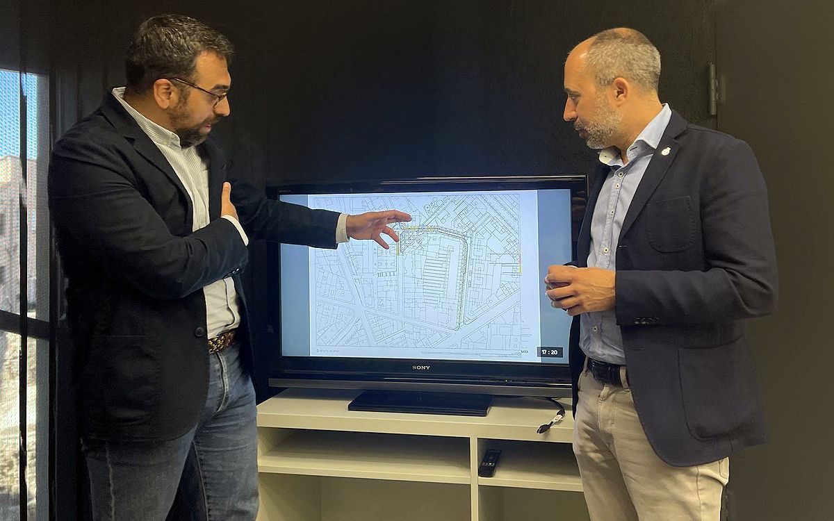 El regidor Carles Garcia i l'alcalde Marc Aloy explicant les primeres actuacions a l'entorn del projecte Guimerà