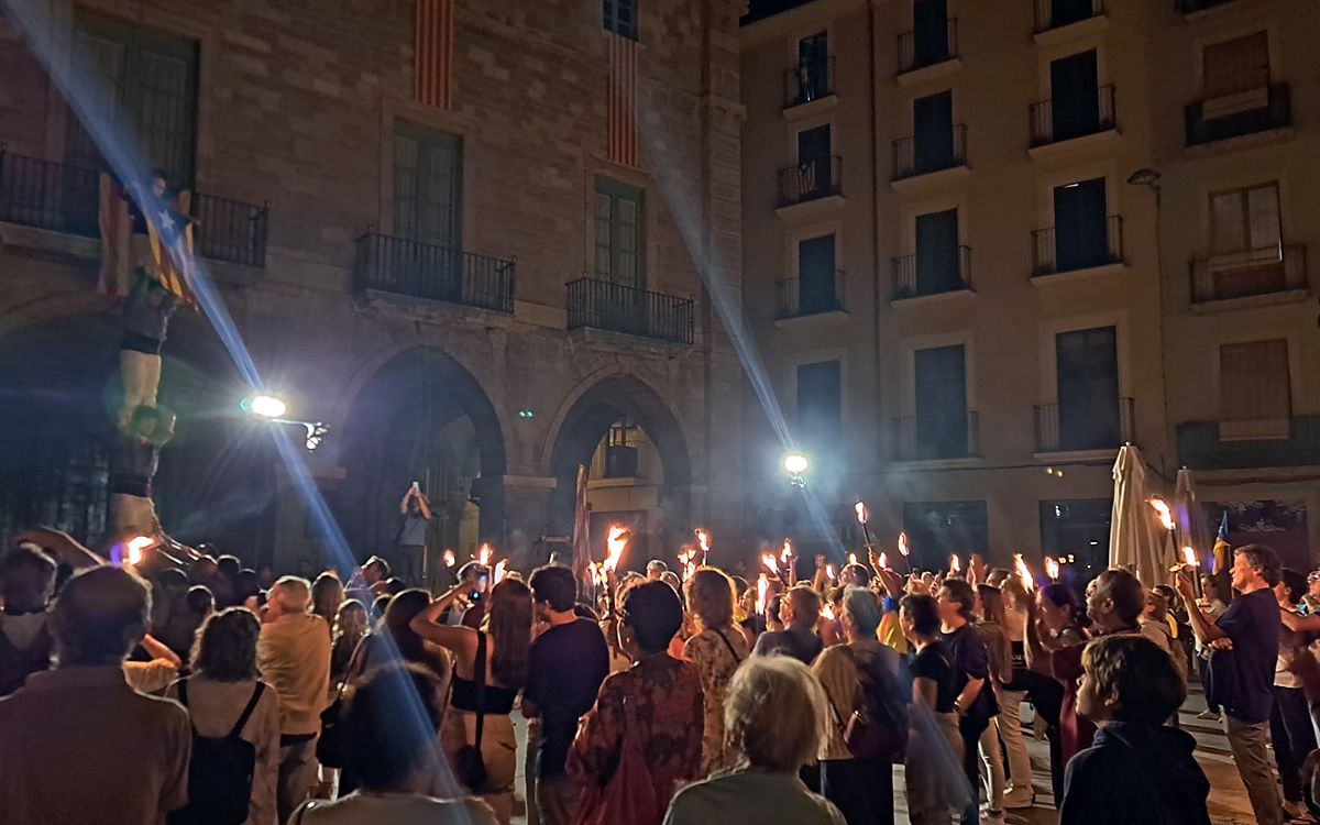 Un pilar de quatre dels Tirallongues desplegant l'estelada