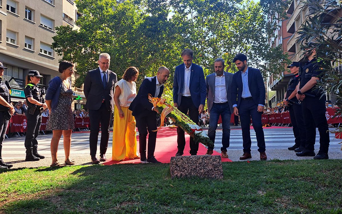 Representants dels partits polítics de l'Ajuntament de Manresa, excepte Vox, fent l'ofrena floral per la Diada