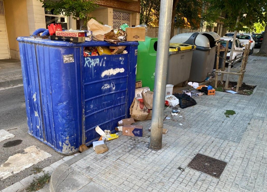 Imatge d'uns contenidors plens a vessar al carrer Guifré el Pelós de Manresa