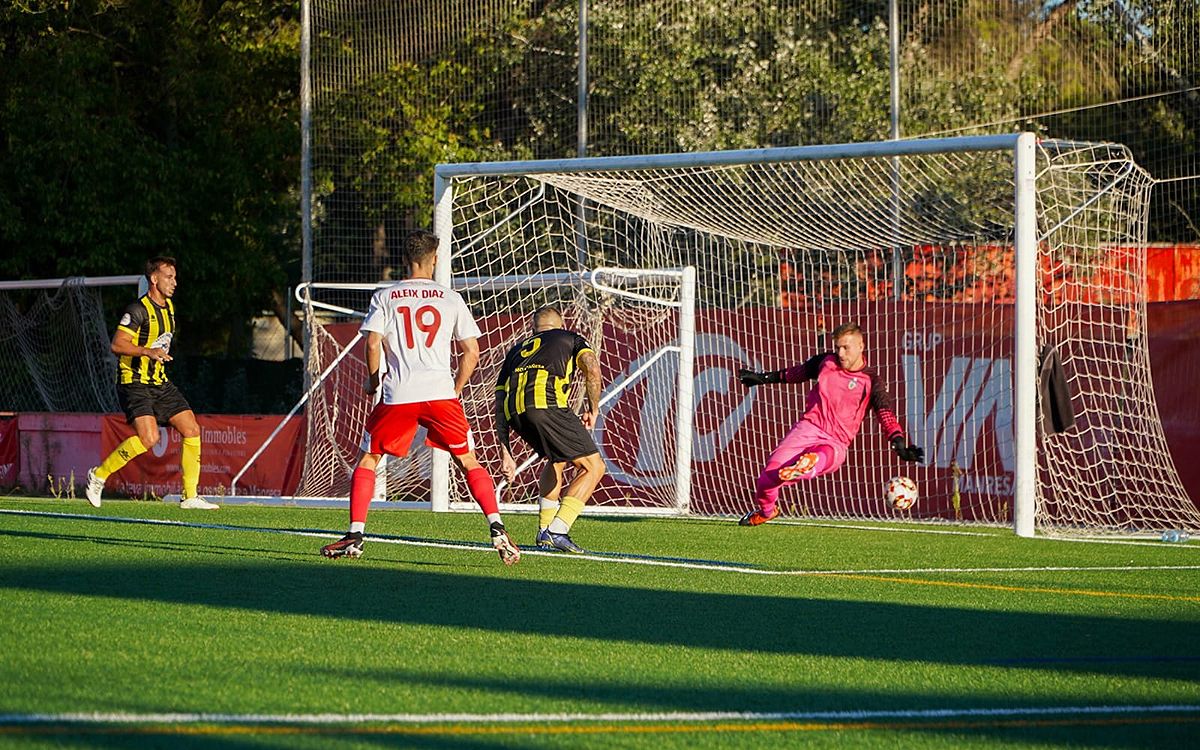 Moment en què Aleix Díaz ha marcat l'únic gol del partit