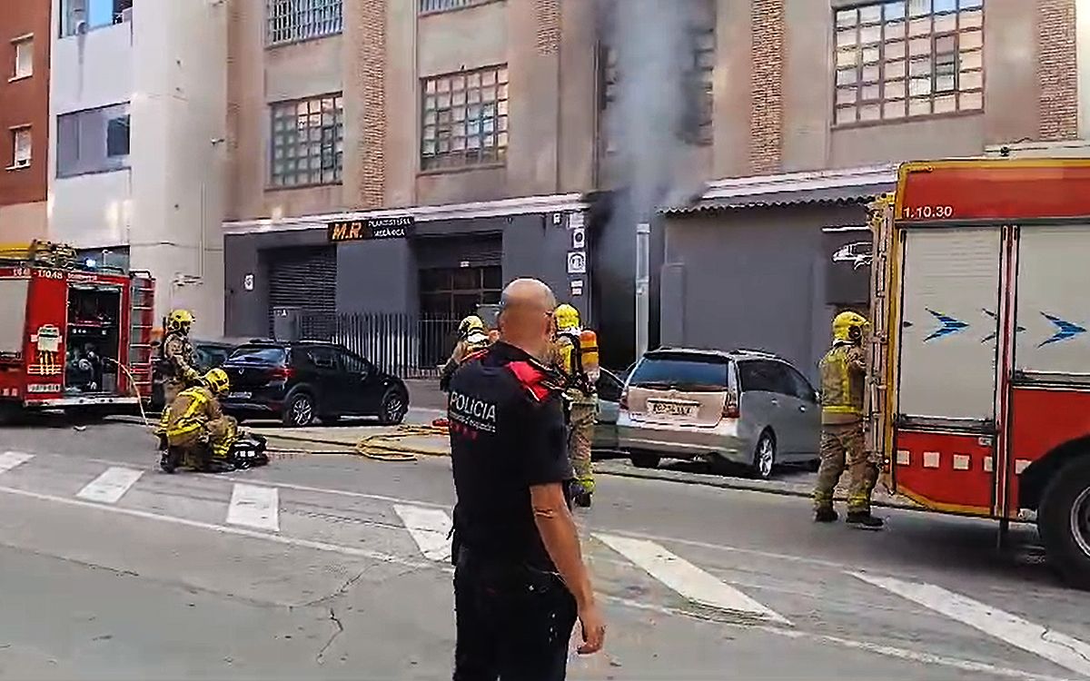 Els Bombers treballant en l'extinció de l'incendi al taller del carrer Francesc Moragas de Manresa