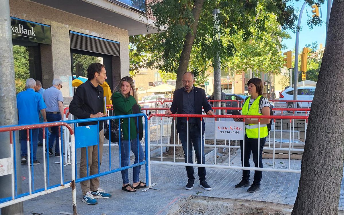 Mariana Romero i Marc Aloy visitant les actuacions a l'avinguda de les Bases de Manresa