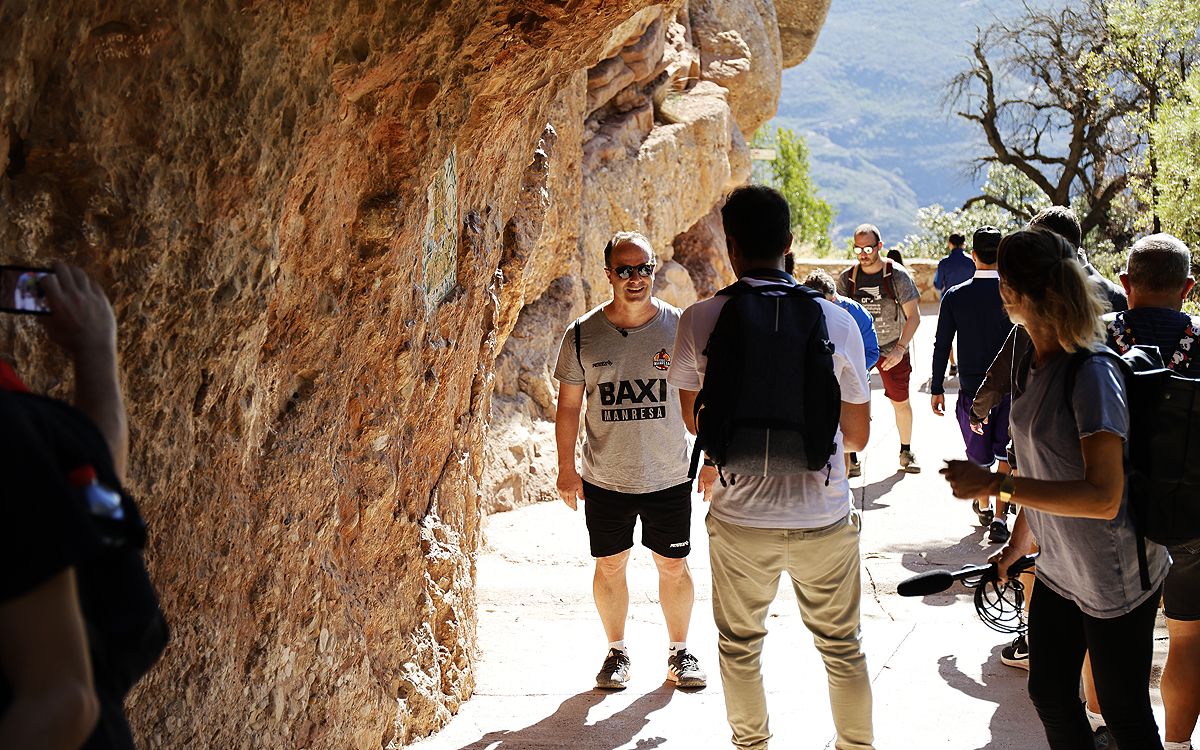 Diego Ocampo amb periodistes durant la pujada a Montserrat