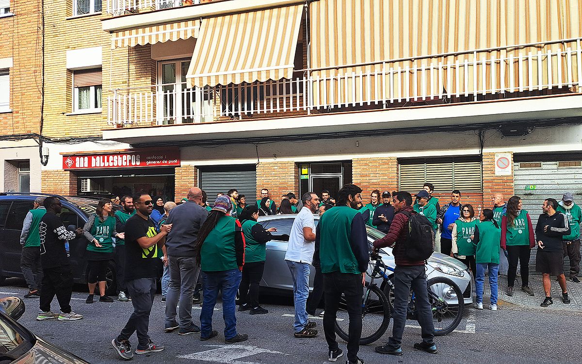 Membres de la PAHC Bages concentrats a la porta de l'edifici per evitar el desnonament