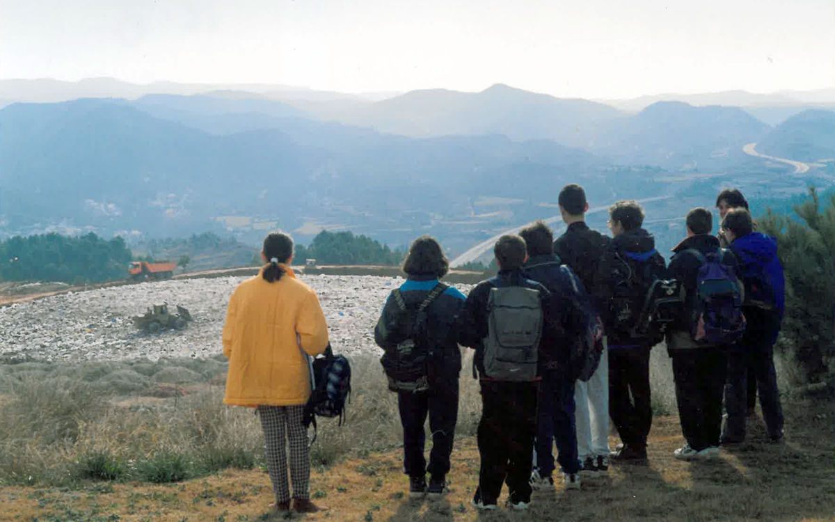 Alumnes del CEIP Pompeu Fabra del Pont davant l'abocador aeròbic