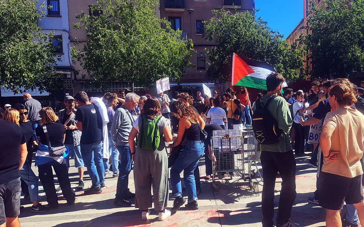 La manifestació de suport a Palestina abans de sortir de la plaça Europa